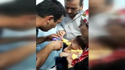 Bebeğin Parmağına Sıkışan Oyuncağı İtfaiye Çıkardı