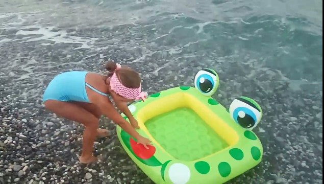 Plajda büyük dalgalarla mücadele ,Aquapark dalga havuzu gibi , eğlenceli çocuk videosu