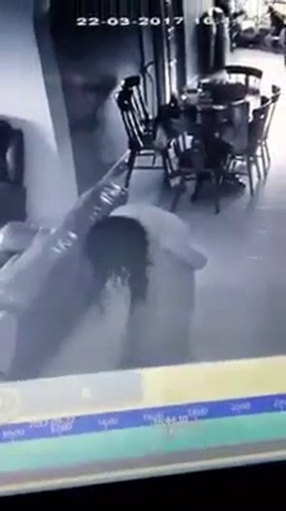 Une femme mystérieuse et terrifiante filmée par les caméras de surveillance d'un hopital... Possédées?