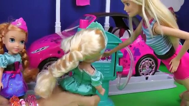 CAR WASH ! Elsa and Anna toddlers wash their drawings - Barbie is happy - Little Elsa splashes Anna