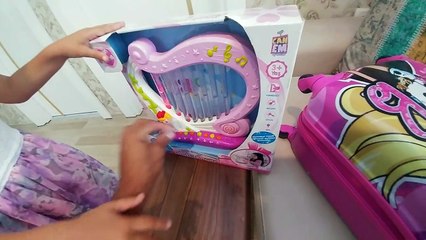 Dedemizin evinden dönüyoruz, elif kendi valizini hazırlıyor ve arp ile müzik yapıyor