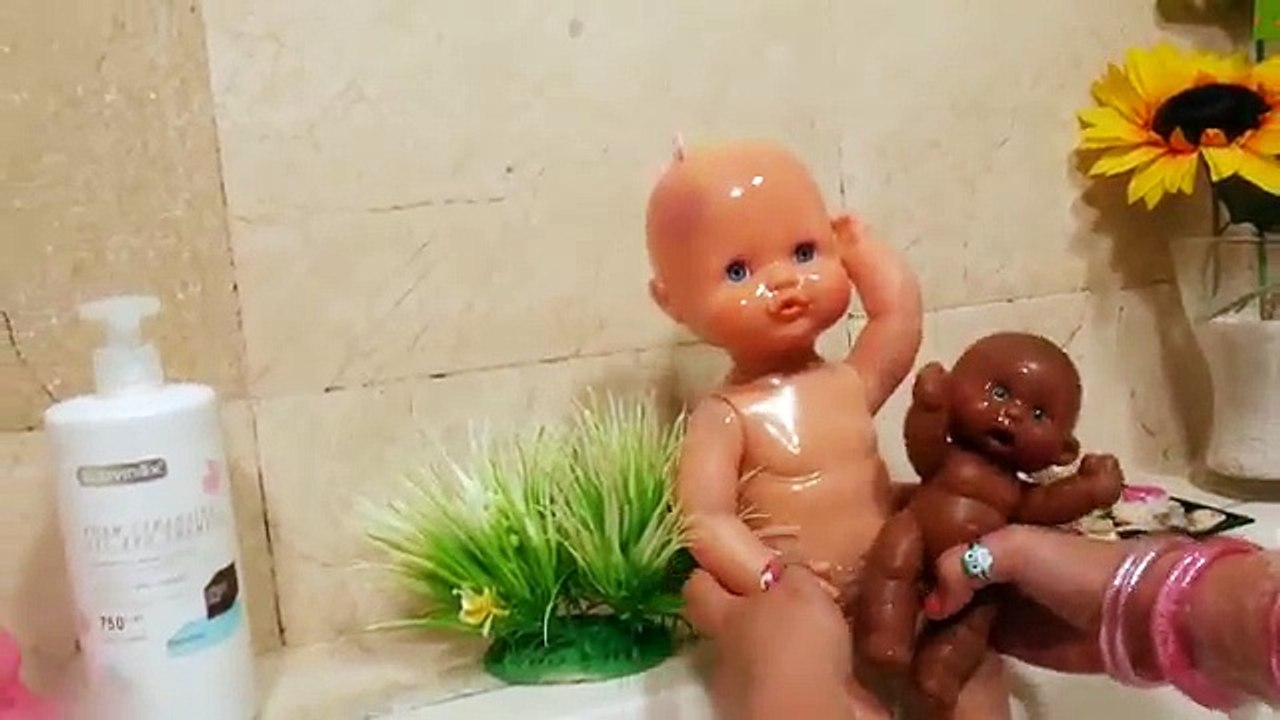 La bebé Luci y Martina hacen espuma en el Jacuzzi - Capítulo #39 - Juguetes en español