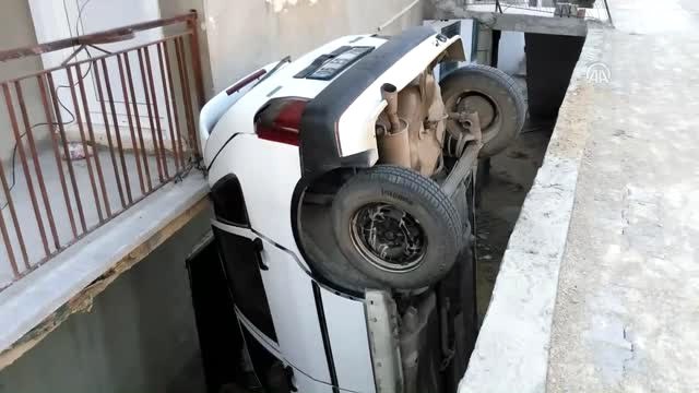 Otomobil İstinat Duvarından Kanepe Üzerine Düştü