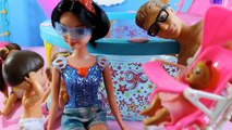 Julinha, o Bebê da Barbie, faz muitas travessuras no Parque Aquático - Em Português Clube Kids