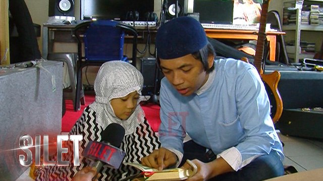 Rian d'Masiv Ajarkan Putrinya Salat dan Mengaji - Silet 27 September 2017