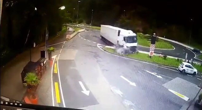 Un camion arrive trop vite dans un rond-point.