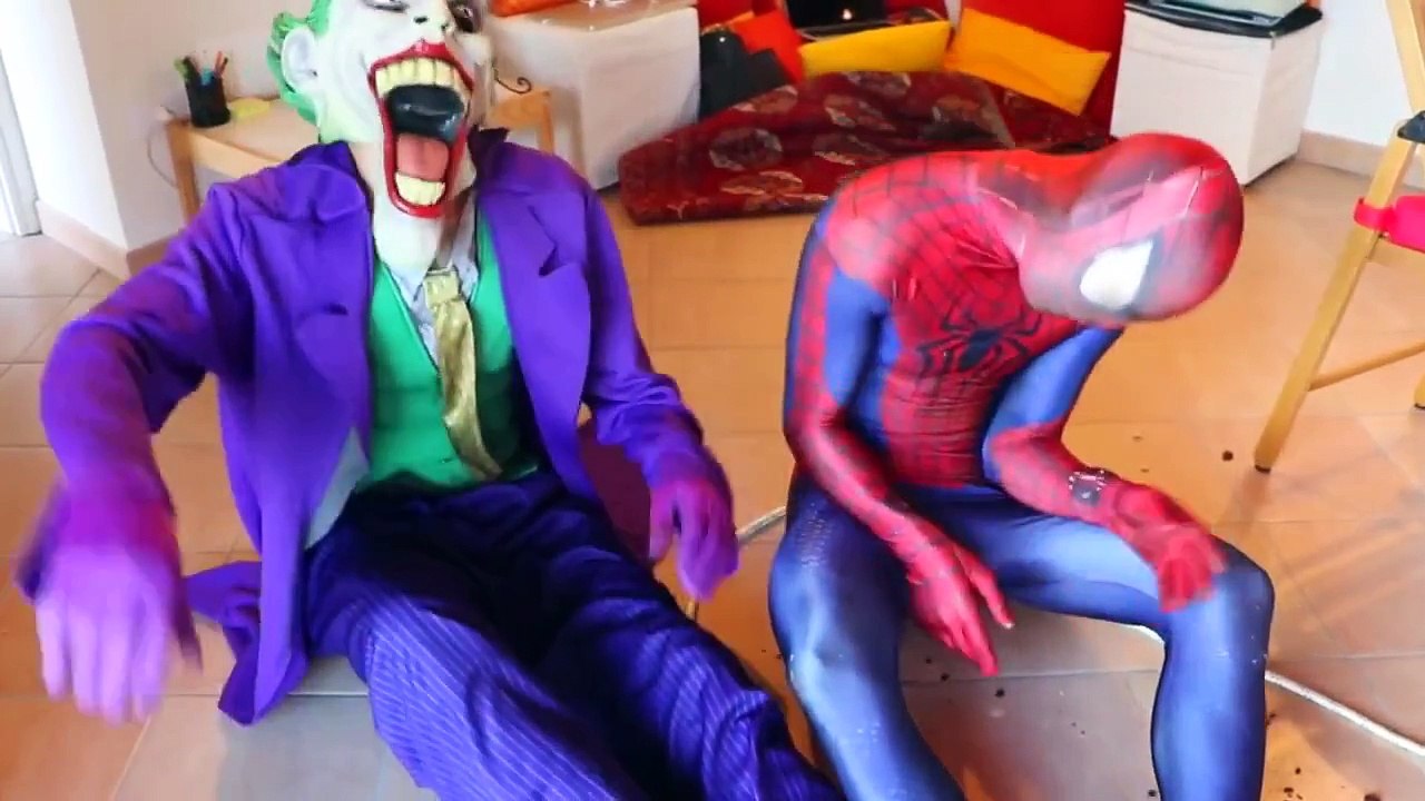 طفل سيئة سبايدرمان مقابل سيئة الطفل جوكر بو ديساستر! ث المجمدة إلسا الهيكل والحلوى! الأبطال الخارقين