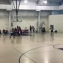 Il se cogne le dos sur la planche sur un alley oop !