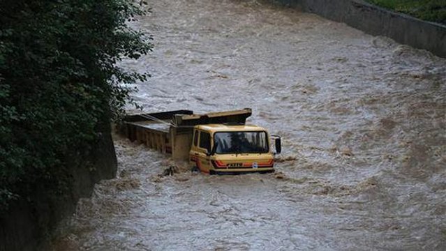 Rize'de Şiddetli Yağış, Heyelana Yol Açtı! Çamlıhemşin'de Okullar 1 Gün Süreyle Tatil