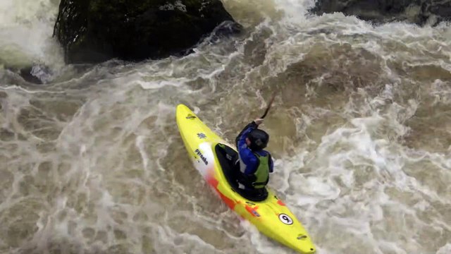 Un Kayak piégé dans une rivière agitée secouru de justesse
