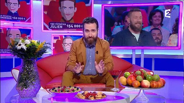 La drôle de question de Nagui qui déclenche un fou rire dans le public - Regardez