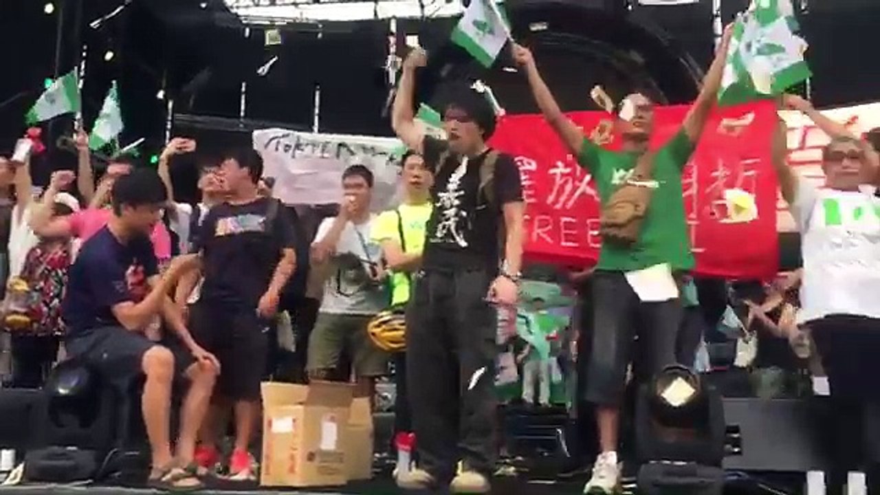 台大學生嗆中國新歌聲 衝上舞台拒絕統戰-UE7rBB-hft4