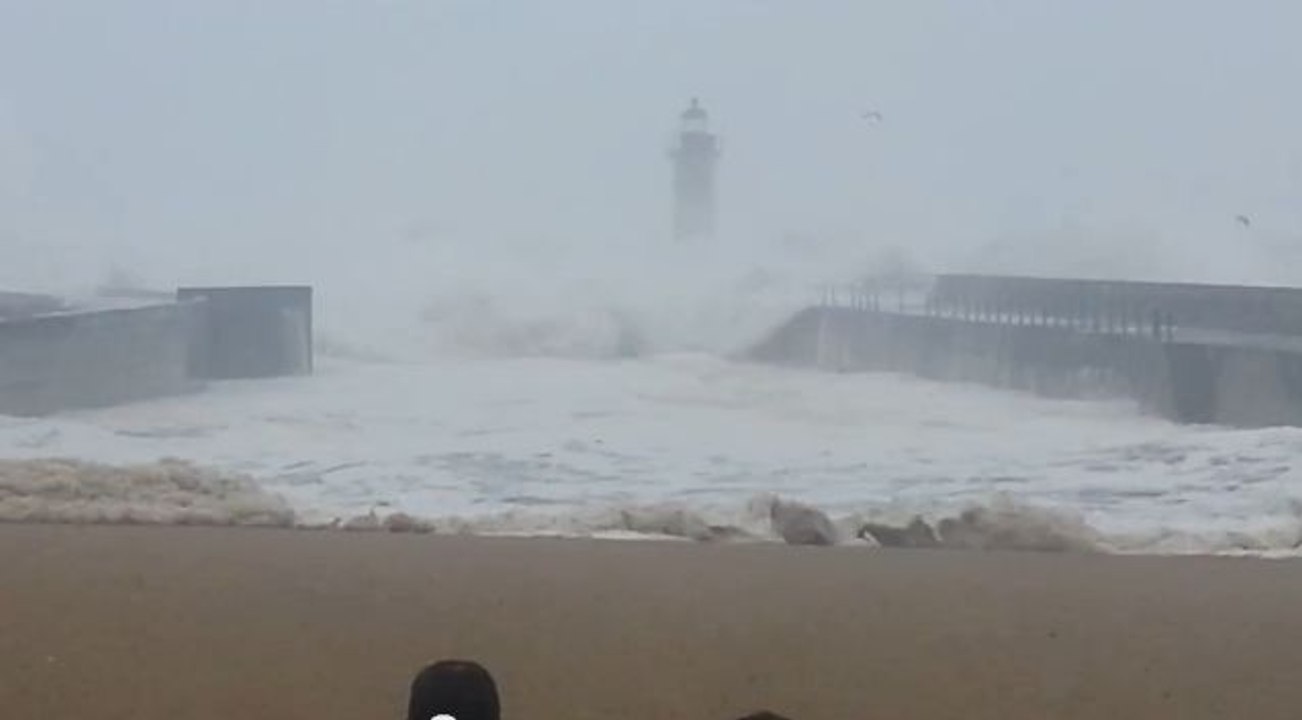 Onda gigante destroi carros e gera pânico na Foz do Porto (vídeo)