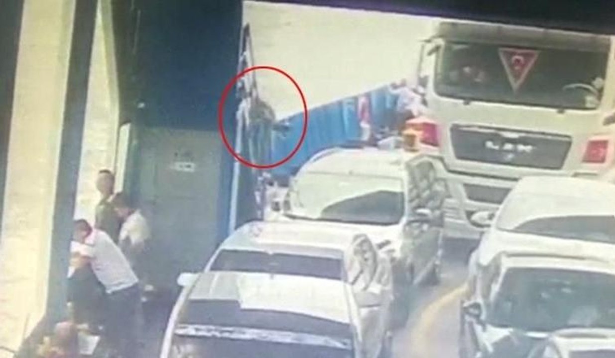 Yolcunun feribottan atlama anı kamerada