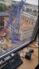 Cette grue va s'écraser sur les voitures berlines en bas d'un immeuble !