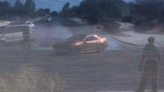 Ce conducteur fou essaye de rouler sur des gens à une sortie d'école à Las Vegas en Mustang !