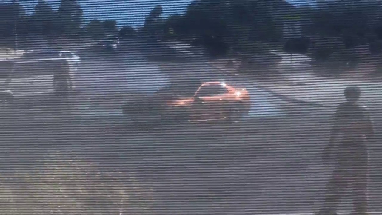 Ce conducteur fou essaye de rouler sur des gens à une sortie d'école à Las Vegas en Mustang !