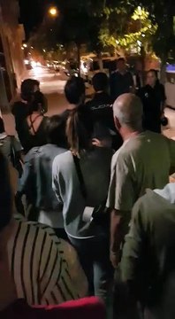 Els manifestants a Reus planten cara els policies espanyols que s'enduen un jove a comissaria