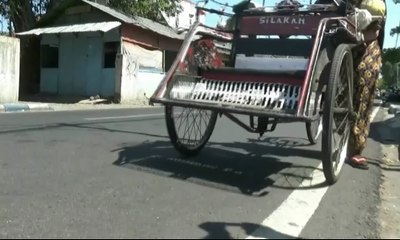 下载视频: Ditinggal Suami, Ibu 9 Anak Keliling Kota Madiun Jual Becak