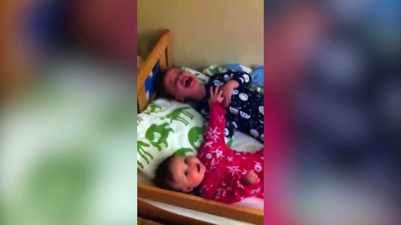 Un bébé fait beaucoup rire son grand frère !