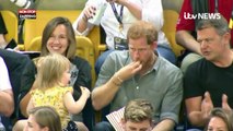 Le Prince Harry s'amuse avec une petite fille, la vidéo hilarante