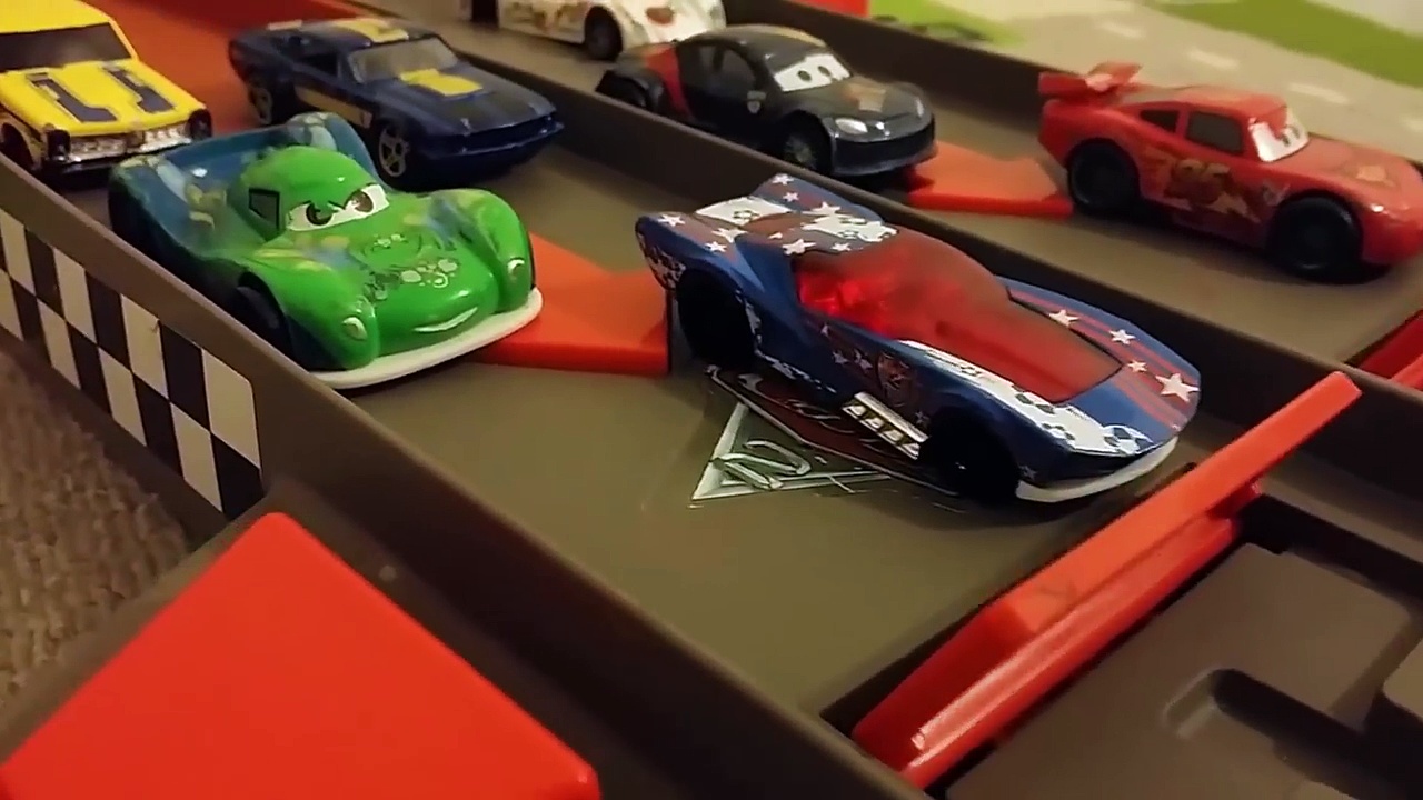 Hot Wheels vs Disney Cars Racing CARS Lightning McQueen CARS 2