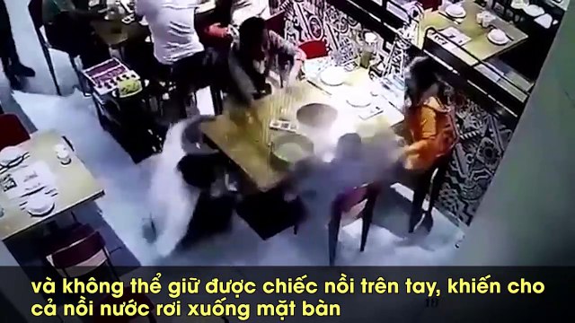 Nhân viên quán lẩu dội cả nồi nước sôi vào bé tra