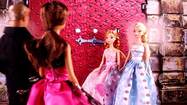 Frozen Anna Gets Her Hair Cut Too! Features Frozen Elsa, Descendants Mal and Maleficent. PART 2