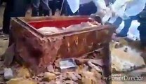 300سال بعد ایک مردہ خاتون کے تابوت سے دھواں نکلنے لگا علاقہ مکینوں نے حکومت کو نشاندہی کروائ اور حکومت کے تعاون سے ڈاکٹر