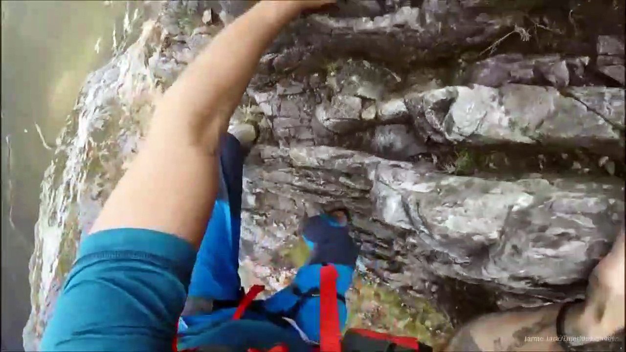 Cet homme escalade une paroi rocheuse… avec son chien !