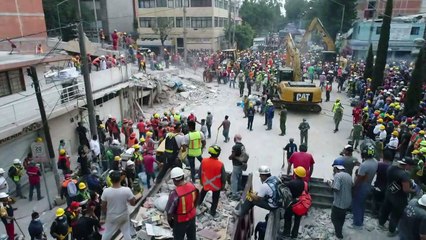 Les secouristes toujours au travail à l'école de Mexico
