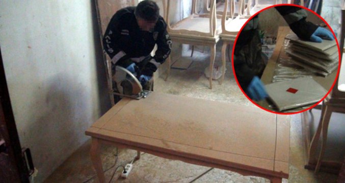 Polis Ekipleri, Masalara Zulalanan Uyuşturucuları Tek Tek Çıkardı