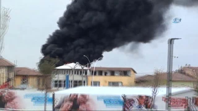 Çorum Sanayi Sitesinde Korkutan Yangın: 4 Dükkan, 2 Bin 400 Araç Lastiği Yandı