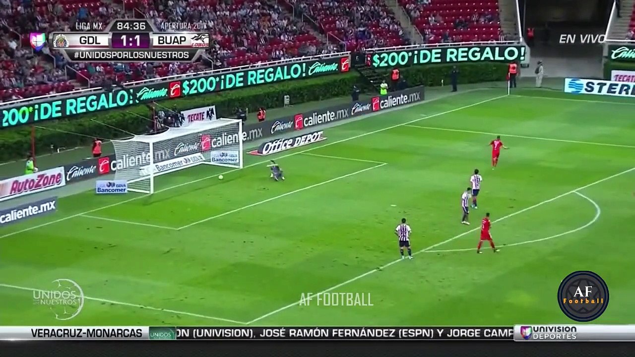 Ce joueur de foot marque en faisant un bicyclette incroyable. But de l'année