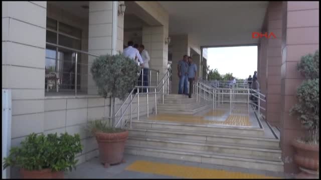 İzmir - Yazar Emrah Serbes, 2 Ölümlü Kazayı Kendisinin Yaptığını İtiraf Edip Savcılığa Teslim Oldu-4