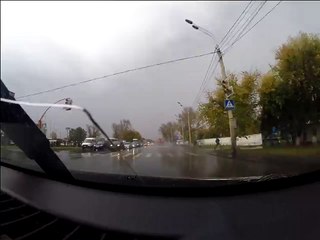 Descargar video: Il est éjecté de son camion après avoir percuté un lampadaire