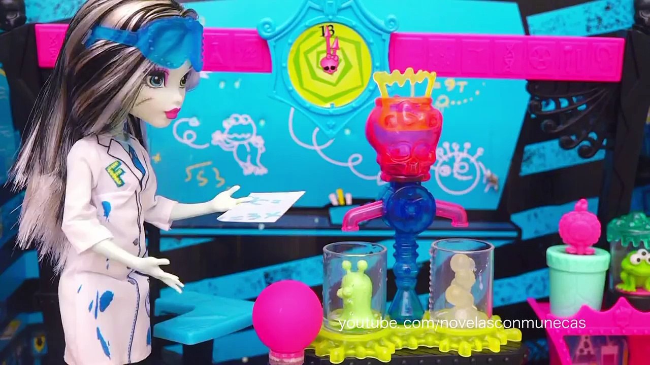 Juguetes de Monster High en español - Frankie experimenta con Five Nights at Freddys y Harry Potter