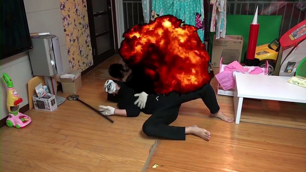 요술거울 속에서 괴물 손이? 너프건으로 괴물을 무찌르자!! nerf gun 보람튜브