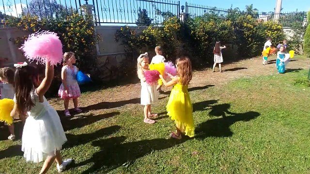 Elif arkadaşının doğum günü partisinde, Palyaço ve animasyonlar, eğlenceli çocuk videosu