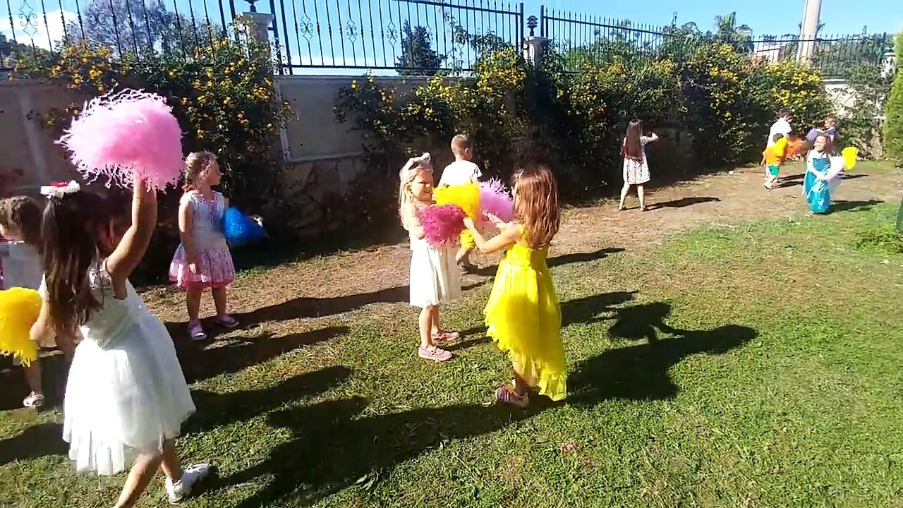 Elif arkadaşının doğum günü partisinde, Palyaço ve animasyonlar, eğlenceli çocuk videosu