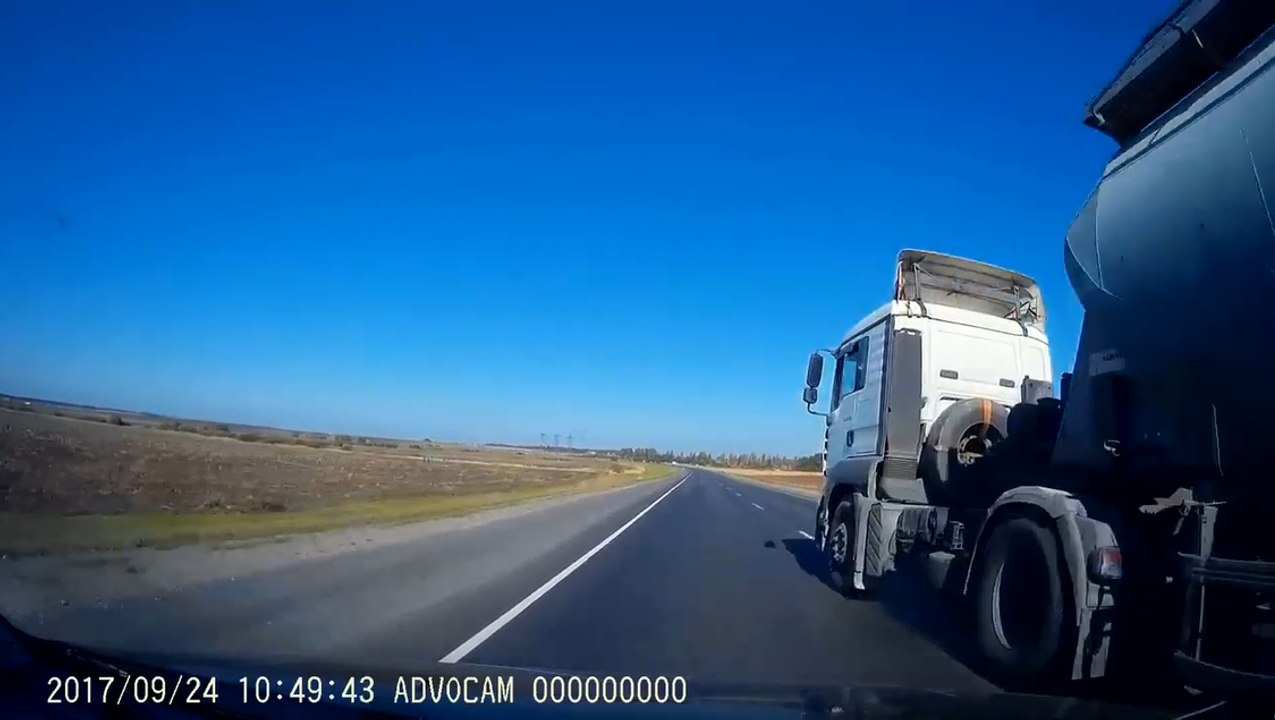 Il double deux camions, et fini dans un accident.
