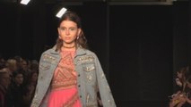 Una colección inspirada en las siluetas de los años 50: la propuesta de Manish Arora en la pasarela parisina