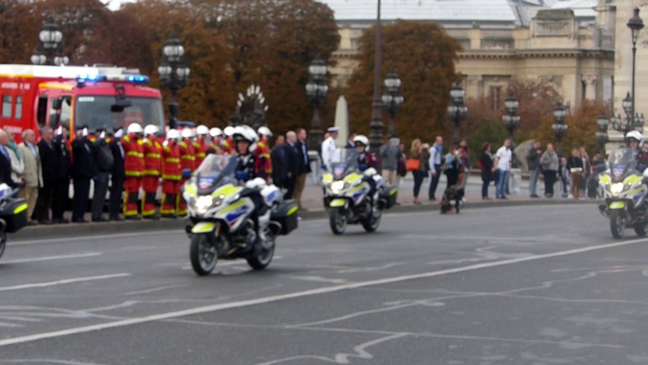 Sur le pont Alexandre III, ils sont venus rendre hommage au soldat tombé au combat…