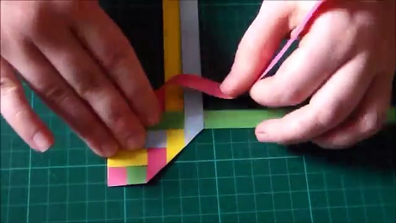 Basteln: wunderschöne geflochtene Lesezeichen selber machen - BOOKMARK