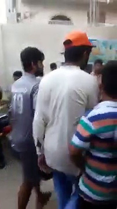 دفعہ ہو جاؤ ۔۔ آفریدی کے چہیتے احمد شہزاد نے اپنے ہی فین کو تھپڑ جڑ دیا