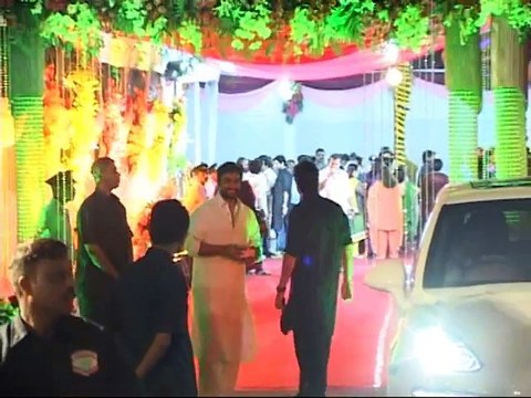 [MP4 480p] Bollywood Celebrities visited Sanjay Dutt's house to attend Mata ki Chawki - 04