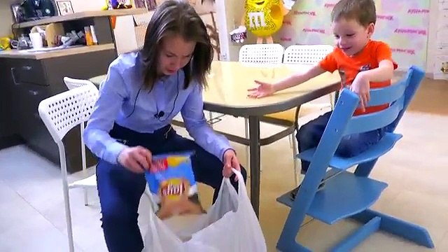 Вредные детки БИТВА ЗА ЕДУ Bad baby и НЕРФ Война за чипсы Nerf War