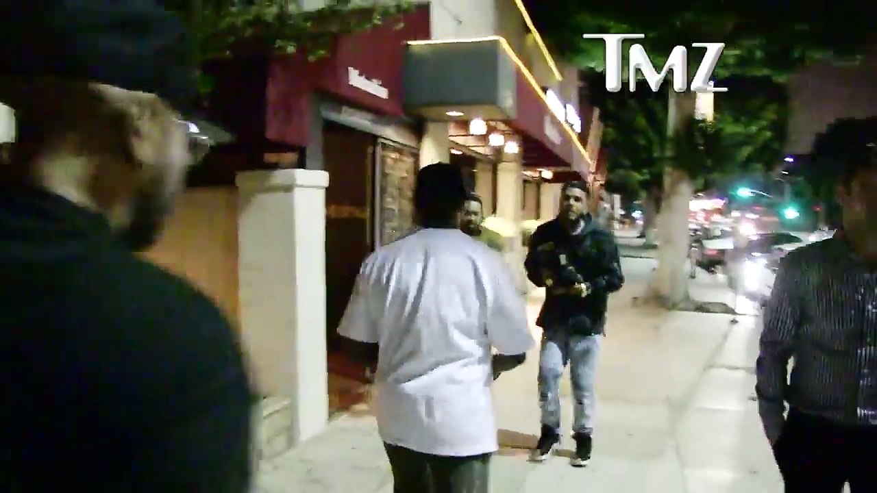 Kanye West Still Isn't Taking Questions from Paparazzi, But He Does it with a Smile _ TMZ-Nbml_-95kns