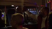 İzmir - Yolcu Minibüsü ile Otomobil Çarpıştı: 3 Yaralı