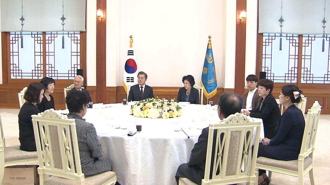 문재인 대통령, 추석 앞두고 전사·순직자 유가족 격려 / YTN